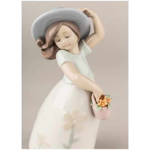 Little Daisy Girl Figurine 7