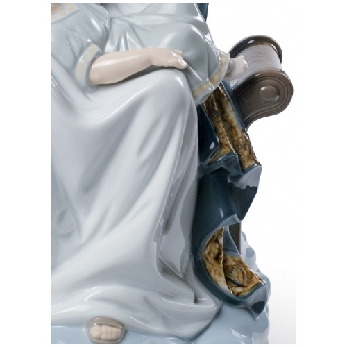 Our Lady of Divine Providence Figurine 8