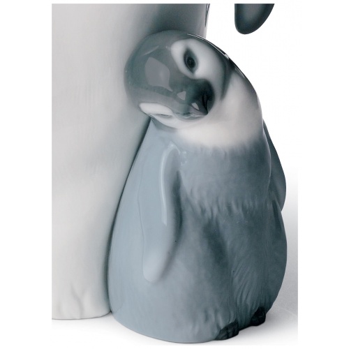 Penguin Love Figurine 5