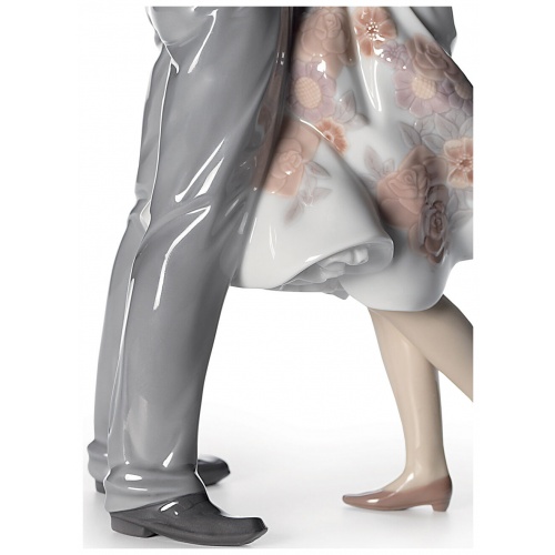 Happy Encounter Couple Figurine 8