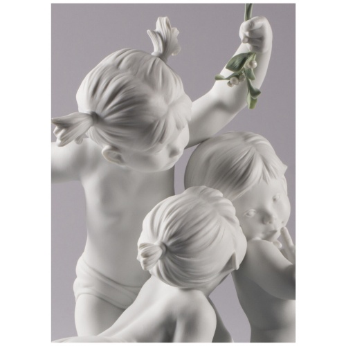 Kiss under the mistletoe Children Figurine 6