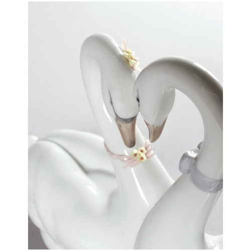 Endless Love Swans Figurine 8