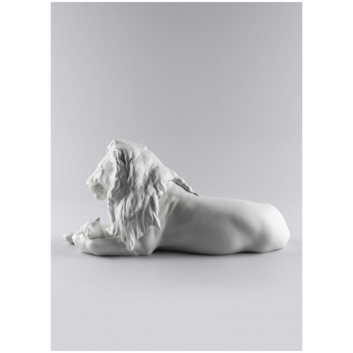 Lion with Cub Figurine 7