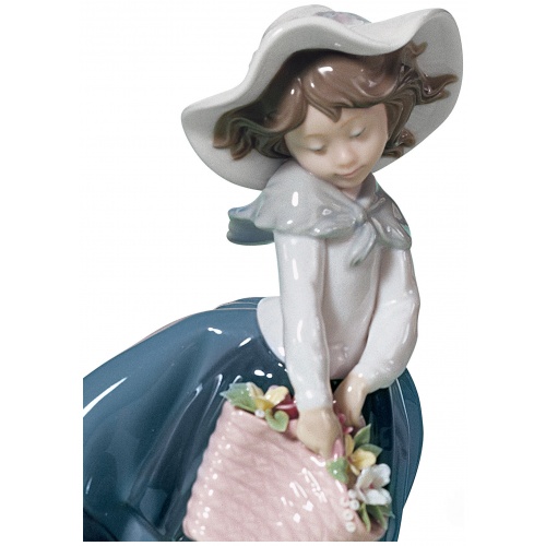 Pretty Pickings Girl Figurine 5