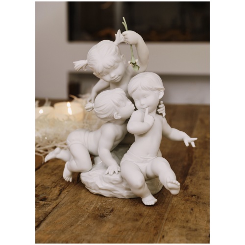 Kiss under the mistletoe Children Figurine 8