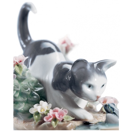 Kitty Confrontation Figurine 5