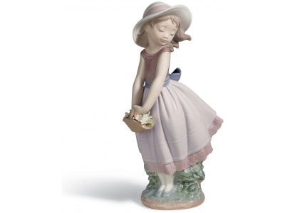 Pretty innocence Girl Figurine