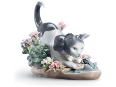 Kitty Confrontation Figurine