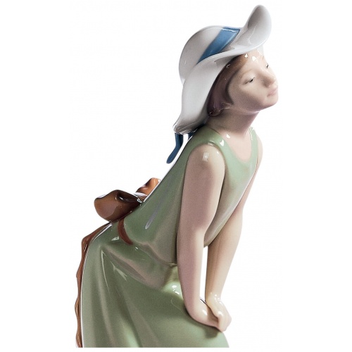 Curious Girl with Straw Hat Figurine 6