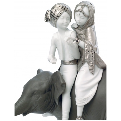 Hindu Children Figurine. Silver Lustre 6