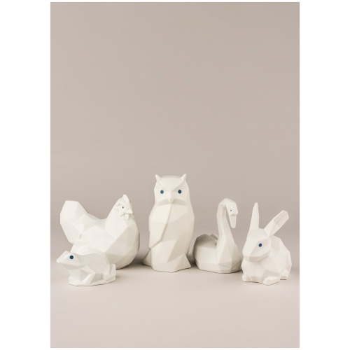 Hen Figurine. Matte White 6