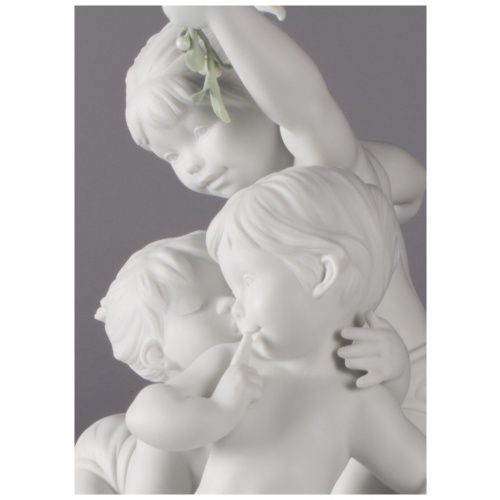 Kiss under the mistletoe Children Figurine 5