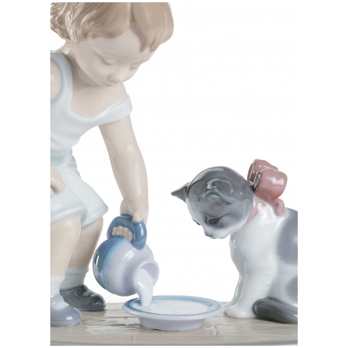 Kitty’s Breakfast Time Figurine 5