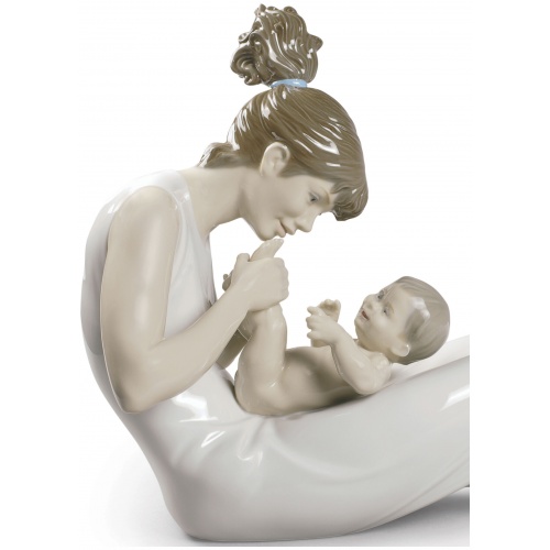 Giggles with Mom Figurine 5