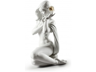 Subtle moonlight Woman Figurine. White. Limited edition