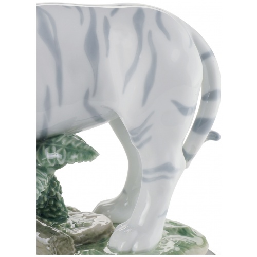 The Tiger Figurine 8