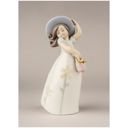 Little Daisy Girl Figurine 9