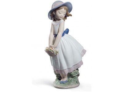 Pretty innocence Girl Figurine. Special Edition