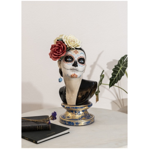 Beautiful Catrina Figurine. Limited Edition 8