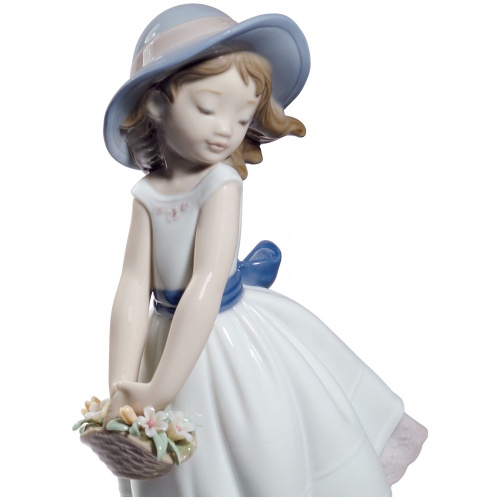 Pretty innocence Girl Figurine. Special Edition 5