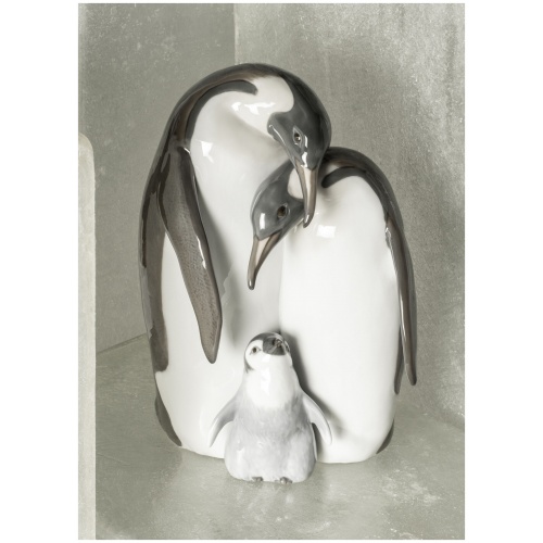 Penguin Family Figurine 5